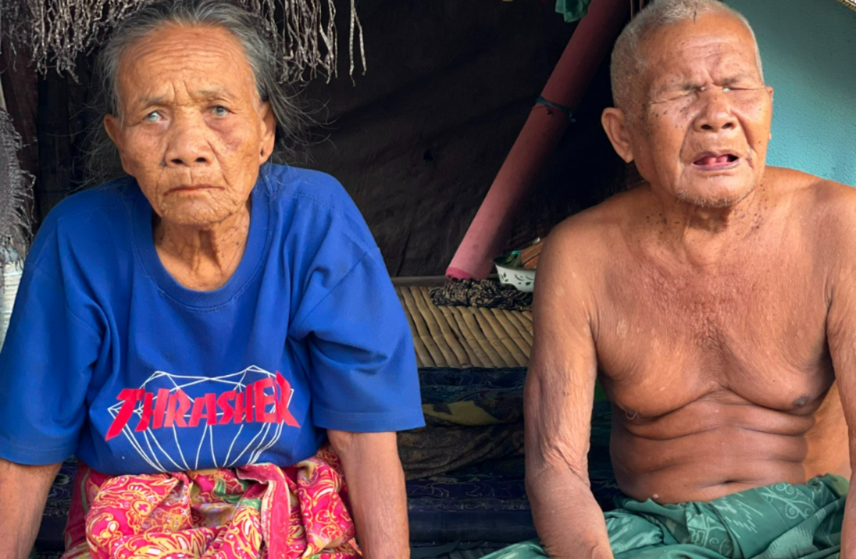 Tak Ada Penghasilan, Nek Las Rawat Suami Buta Sendirian