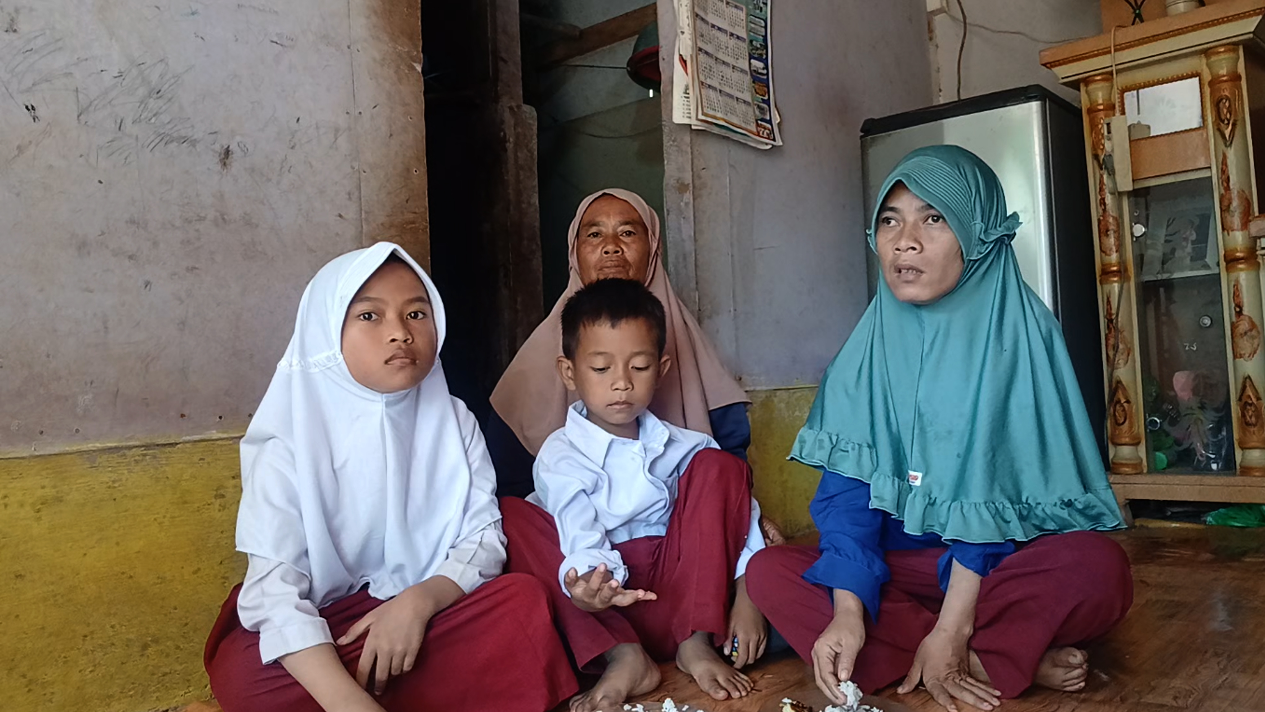 Upah Hanya Rp1.000, Ibu Wati Harus Hidupi Anak ODGJ dan Cucu Yatim