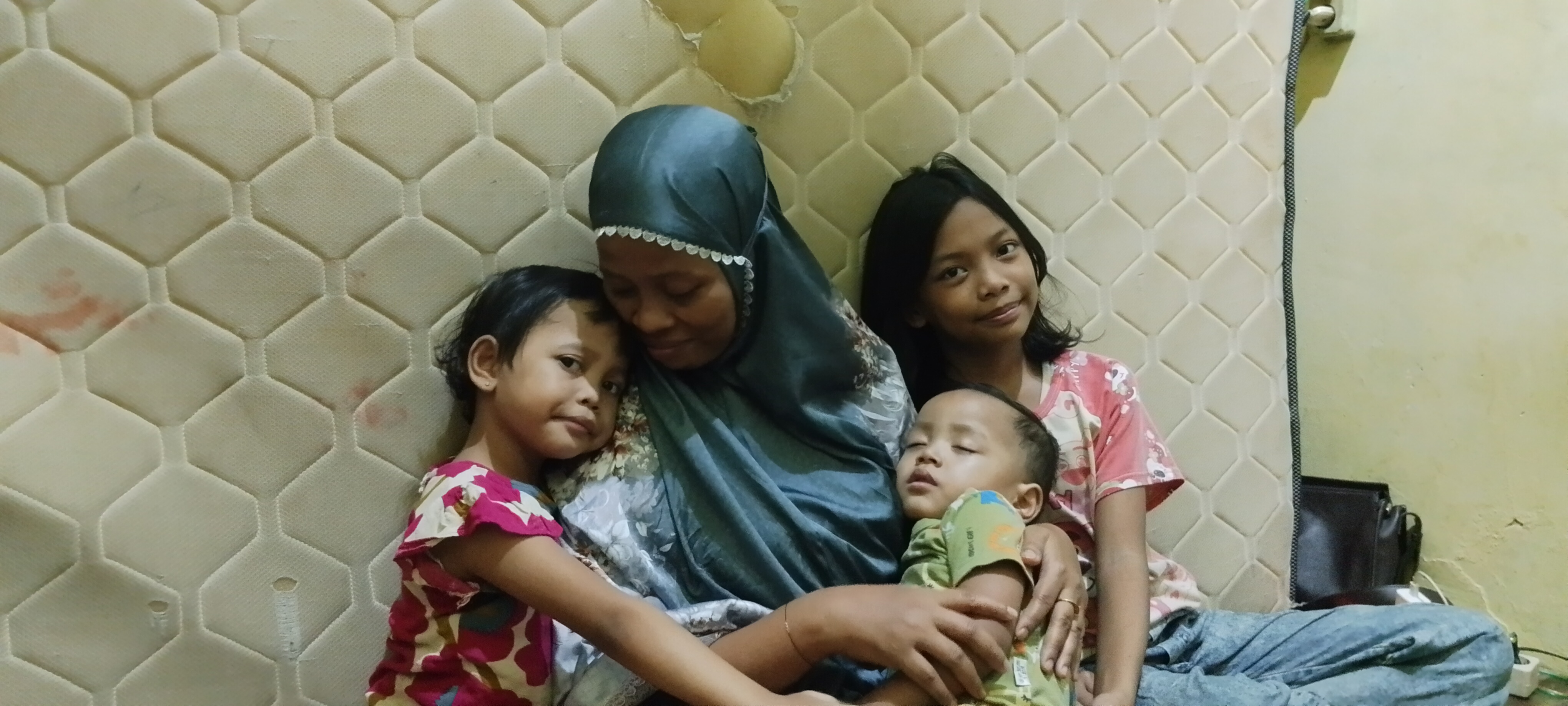 Pilu! Kisah Bu Umi Jadi Buruh Cuci Gosok Demi 3 Anaknya