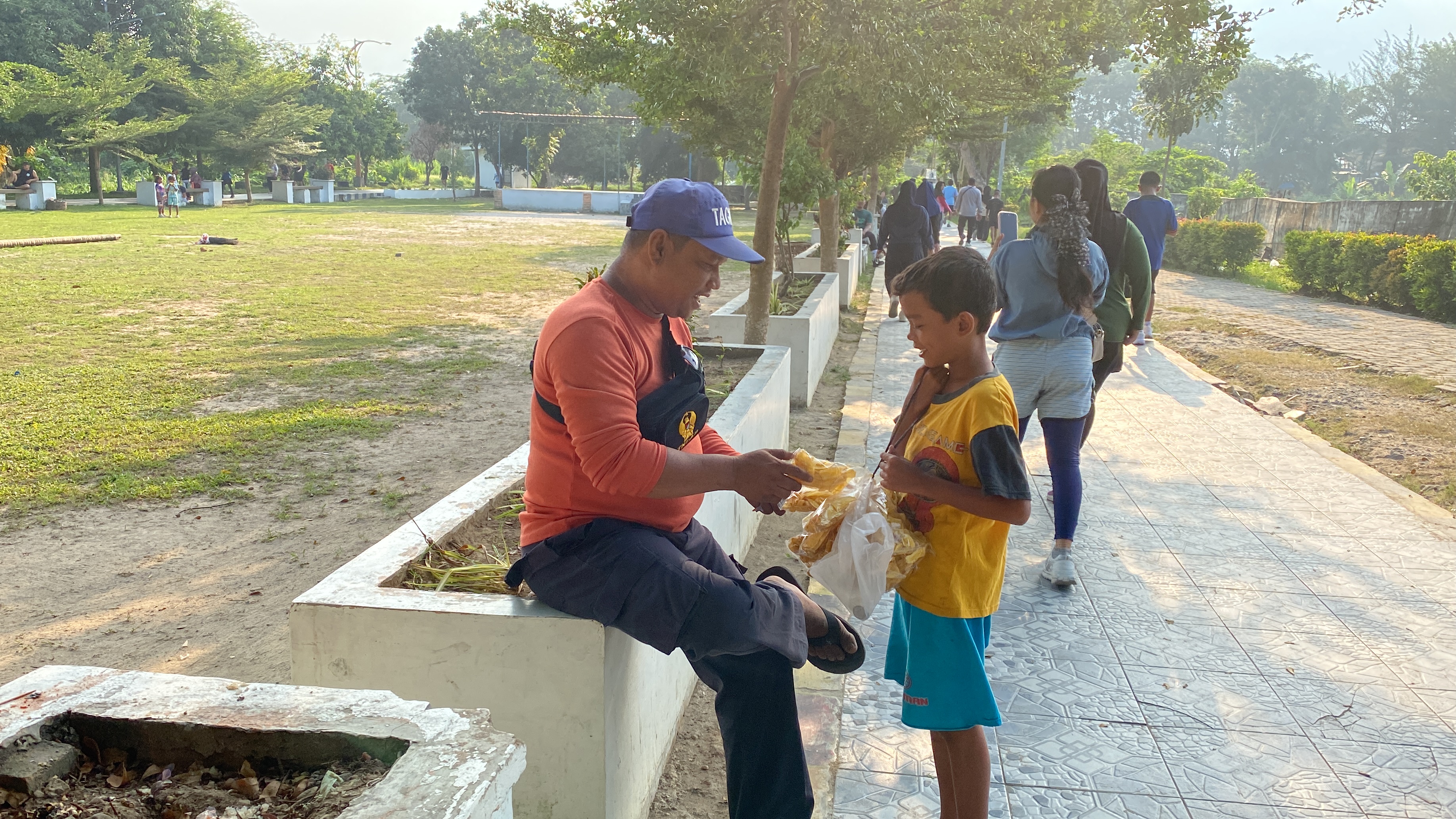 Bocah 10 Tahun ini Jualan Keripik Demi Bisa Makan dan Sekolah