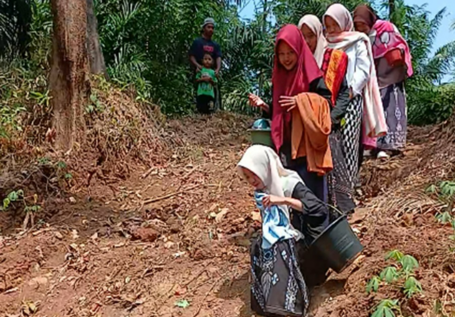 47 Santri di Pelosok Rela Tempuh 550 Meter Demi Air Bersih