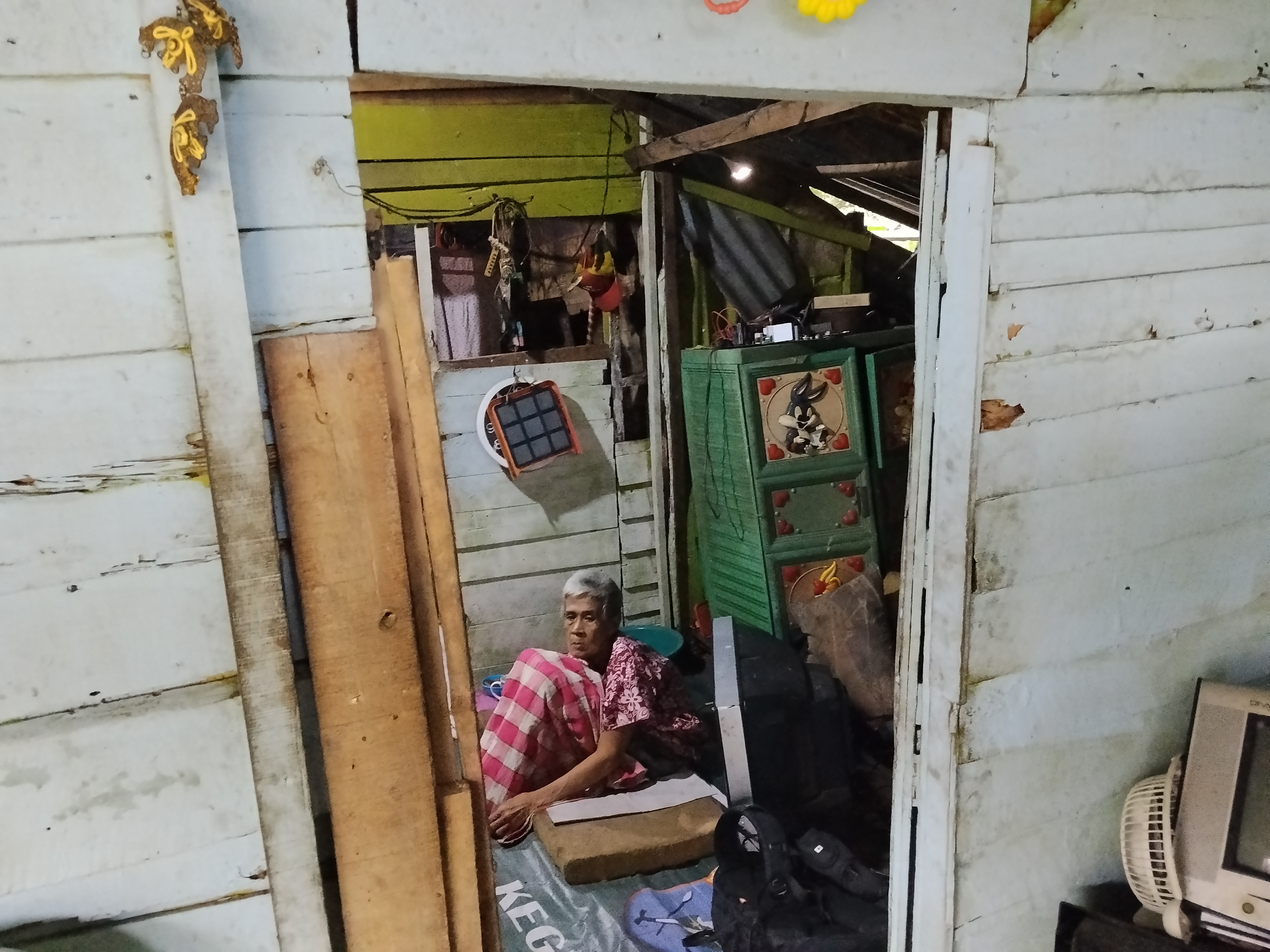2 Lansia Ini Bertahan Hanya Dengan Merangkak
