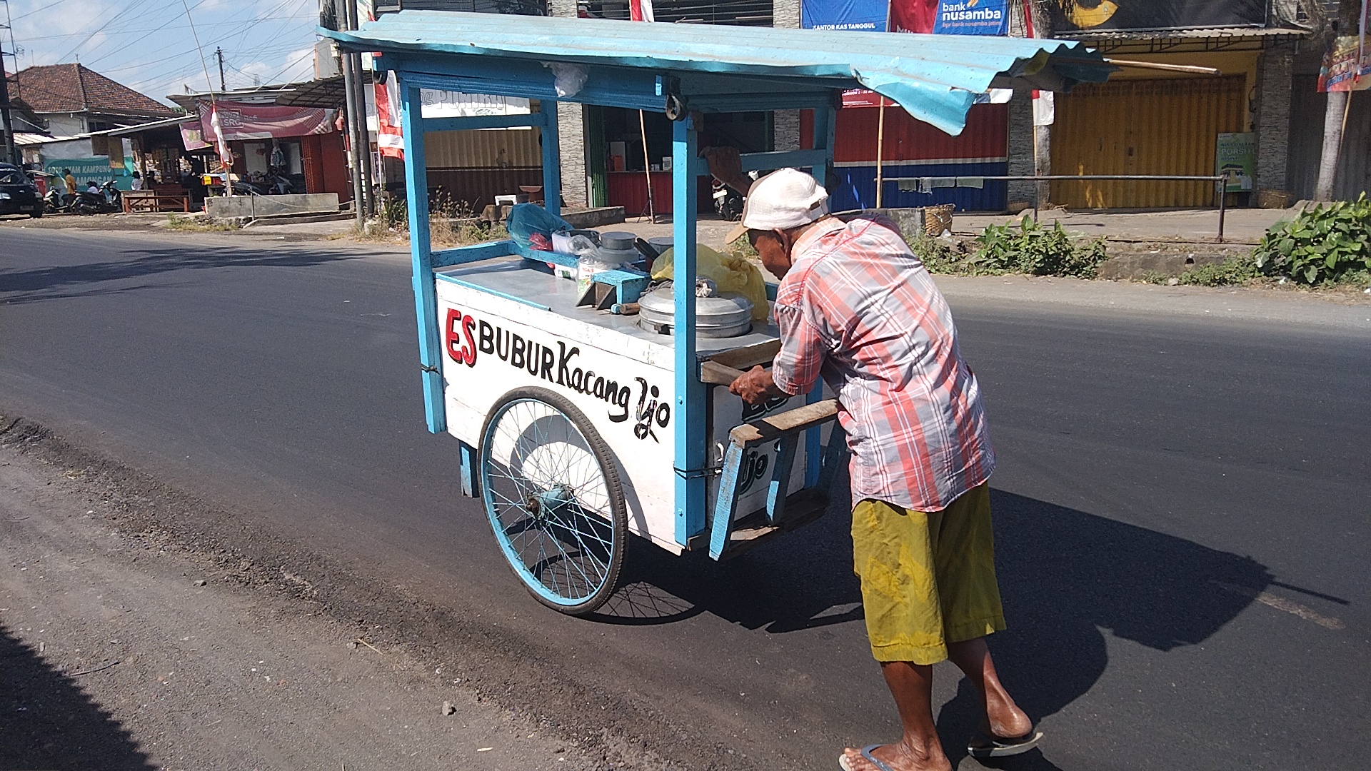 Tak Lagi Kuat, Kakek Asmo Tetap Dorong Gerobak Demi Makan