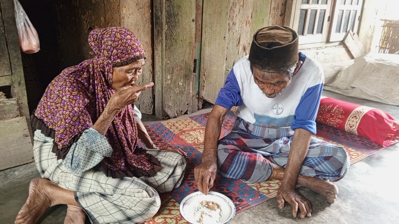 Sepasang Lansia Bertahan Dari Penghasilan Rp8.000 Seminggu