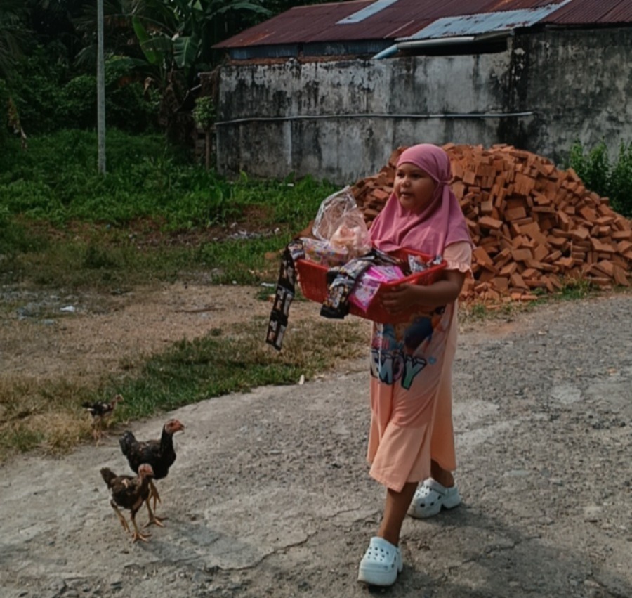 Yatim 8 Tahun ini Berjualan Demi Adiknya Berobat