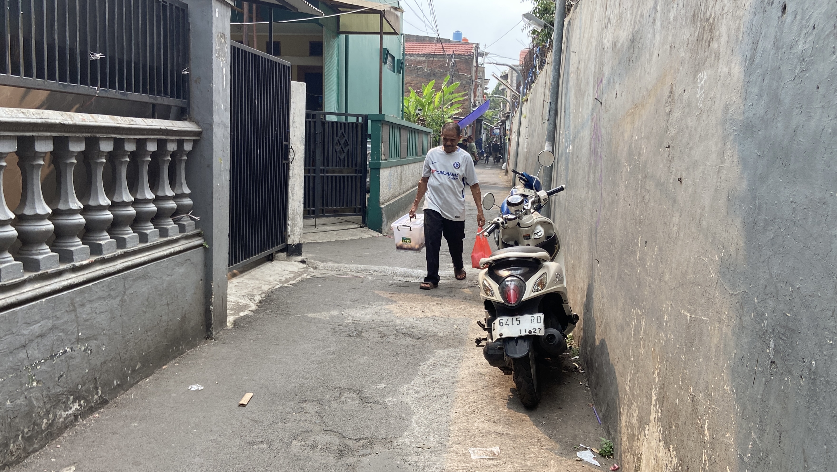 Menahan Gatal dan Pusing, Pak Asep Tetap Jualan Demi Istri