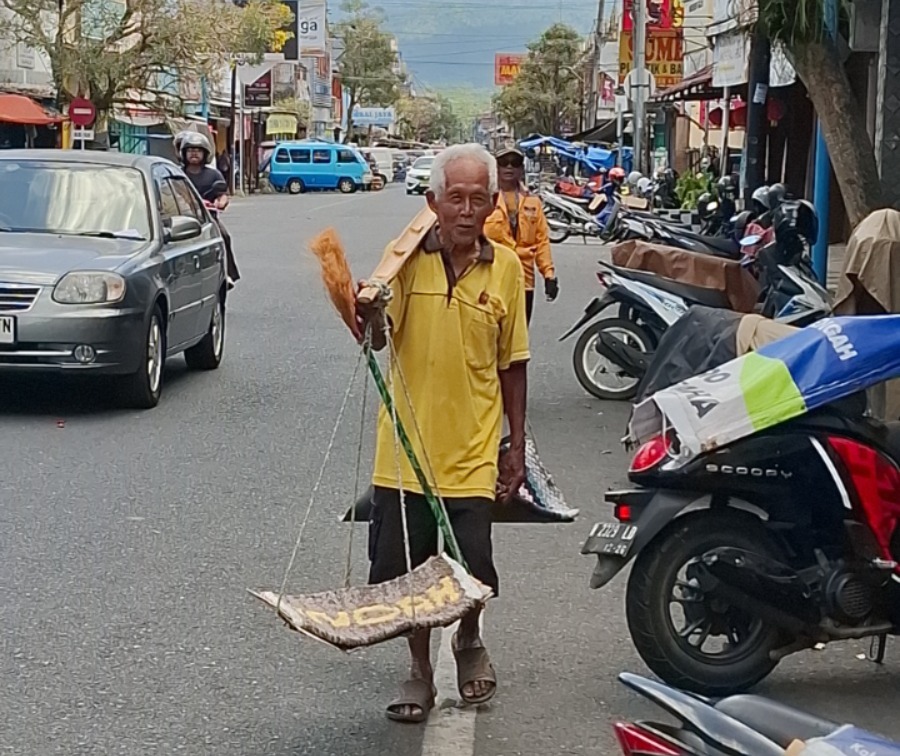 81 Tahun Masih Berjalan 7 KM, Kakek Mudiarja Berjuang Demi Makan