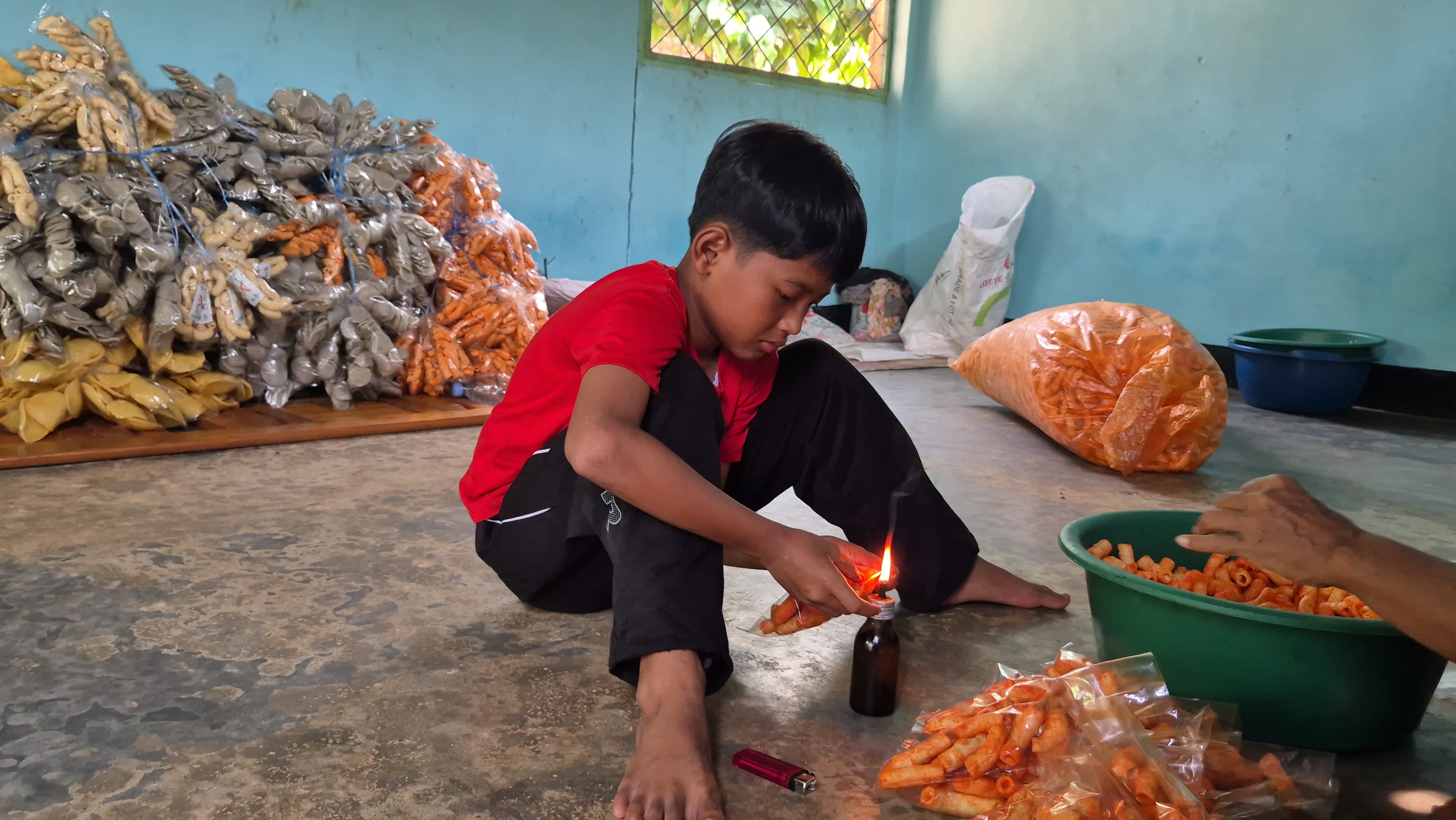 Yatim Ini Berjuang Jadi Buruh Harian Demi Hidupi Ibu ODGJ