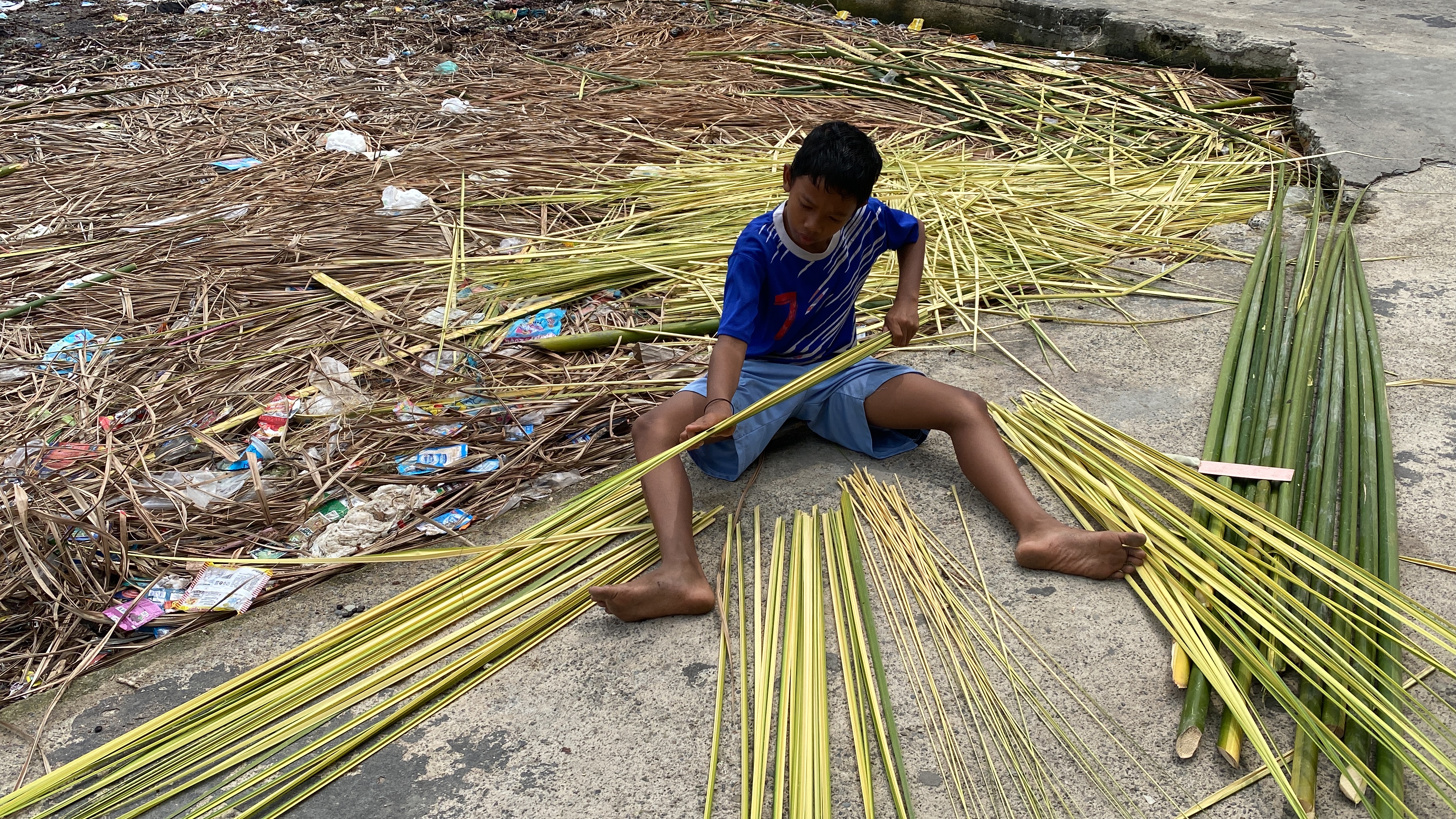 Bocah Pembuat Sapu Lidi Ini Hidupi 2 Adik Yatim dan Neneknya