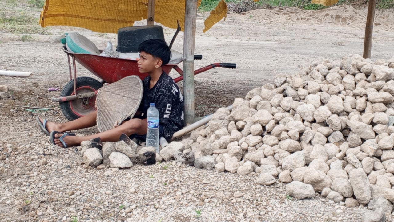 Upah Rp3.000, Piatu Ini Bertahan dengan Jadi Pemecah Batu