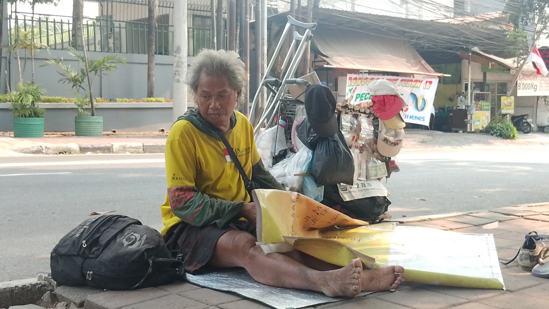 Bertahun-Tahun Tidur Di Jalan, Difabel Ini Jualan Demi Bertahan