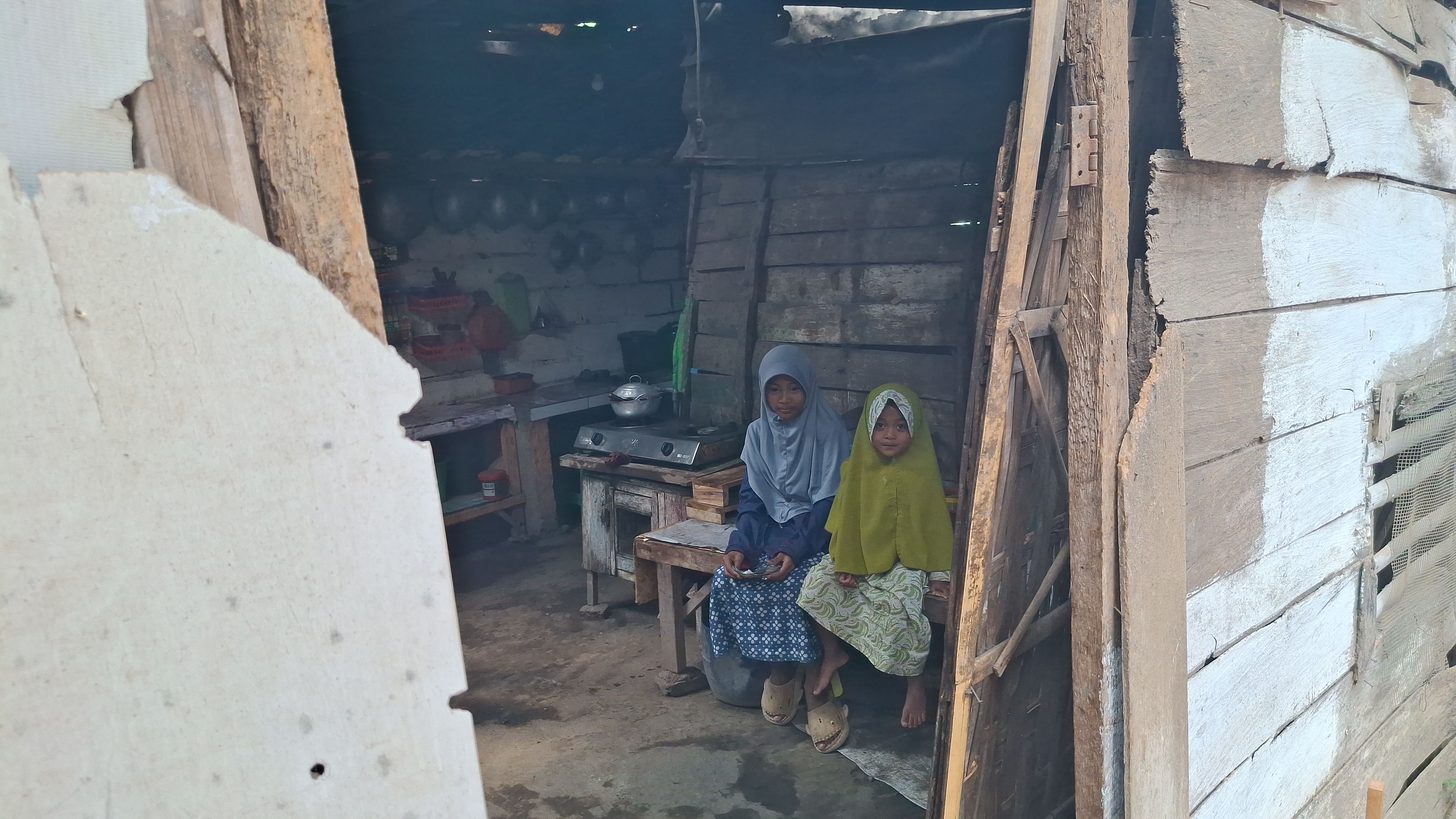Sepulang Sekolah, Yuli Jual Kerupuk Demi Adiknya