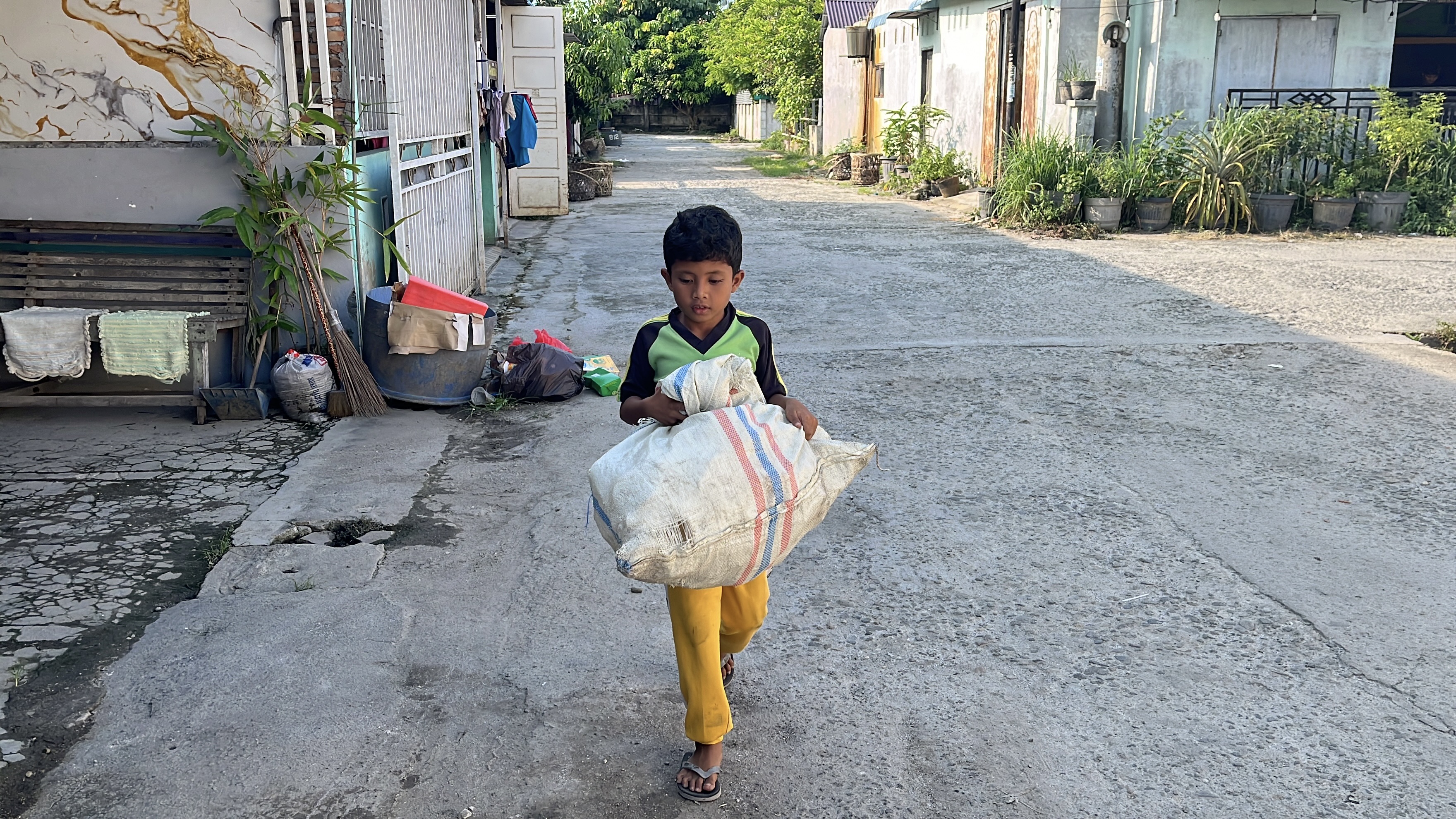 Cari Rongsok. Reza (8) Hidupi Nenek Sakit