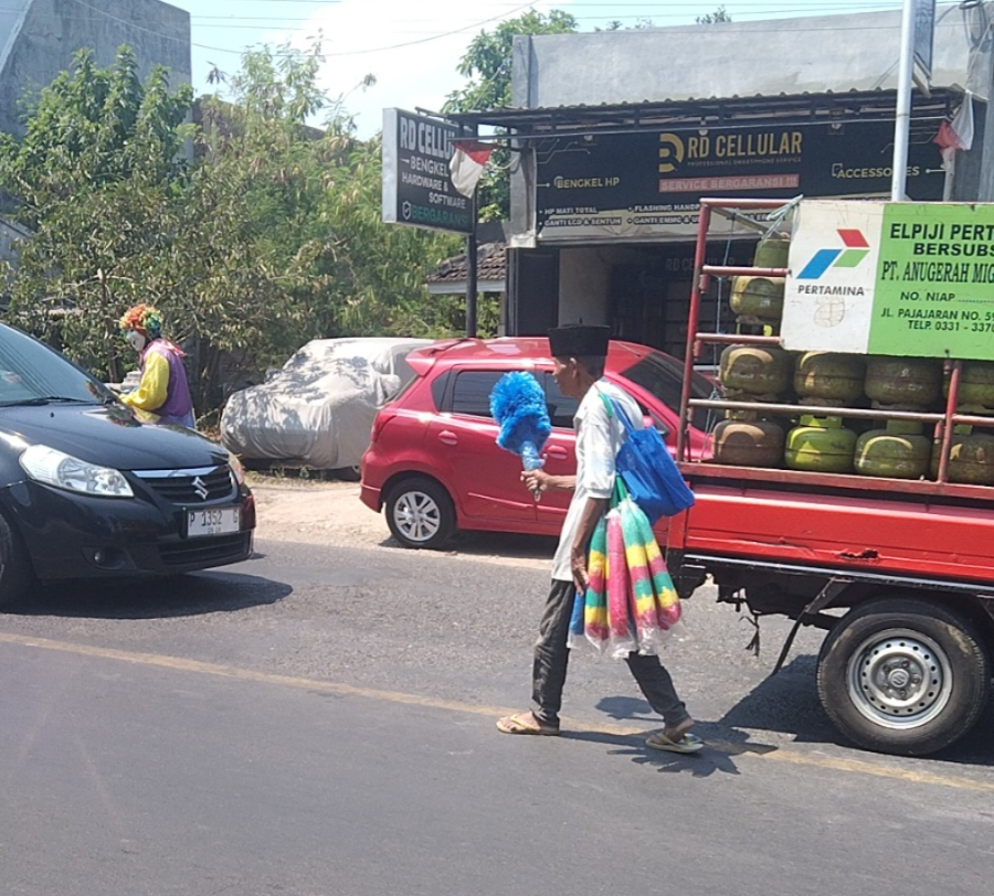 Kemoceng Kecil, Perjuangan Panjang Kakek Uwoh