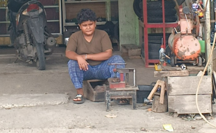 Yatim Piatu Ini Jadi Tukang Tambal Ban Demi Makan dan Sekolah