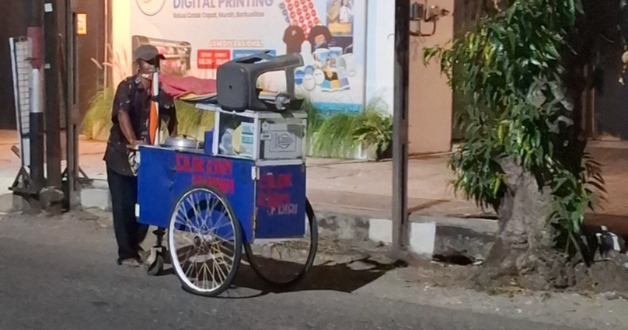 Meski Menahan Sakit, Pak Ismagil Keliling Jualan Cilok Sampai Malam