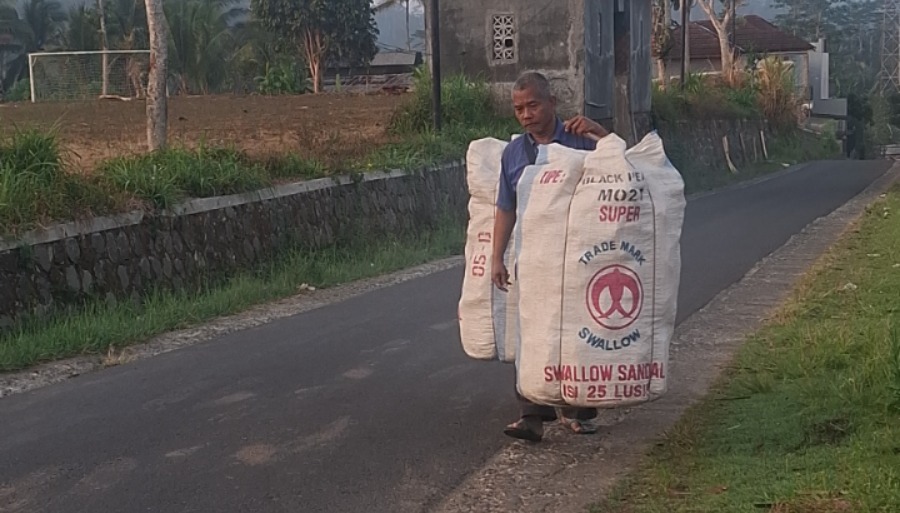 Pak Jemu (59), Tetap Berjualan Meski Kaki Membengkak