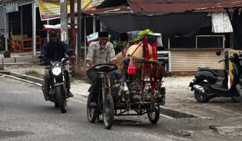 Sering Tak Laku, Kakek Syamsir Masih Berjualan di Usia 76 Tahun