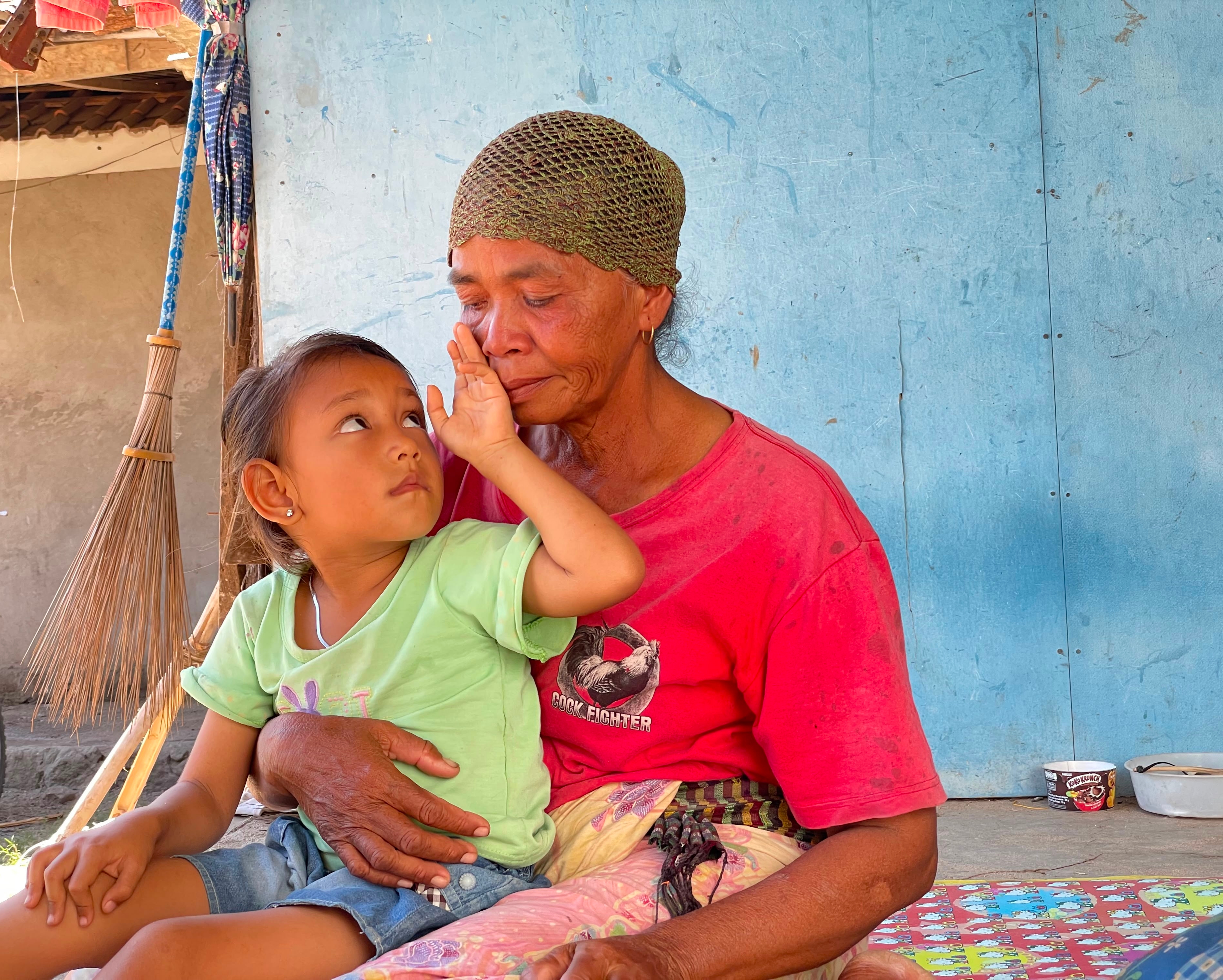 Jadi Buruh, Nenek Nip Berjuang Hidupi Cucunya