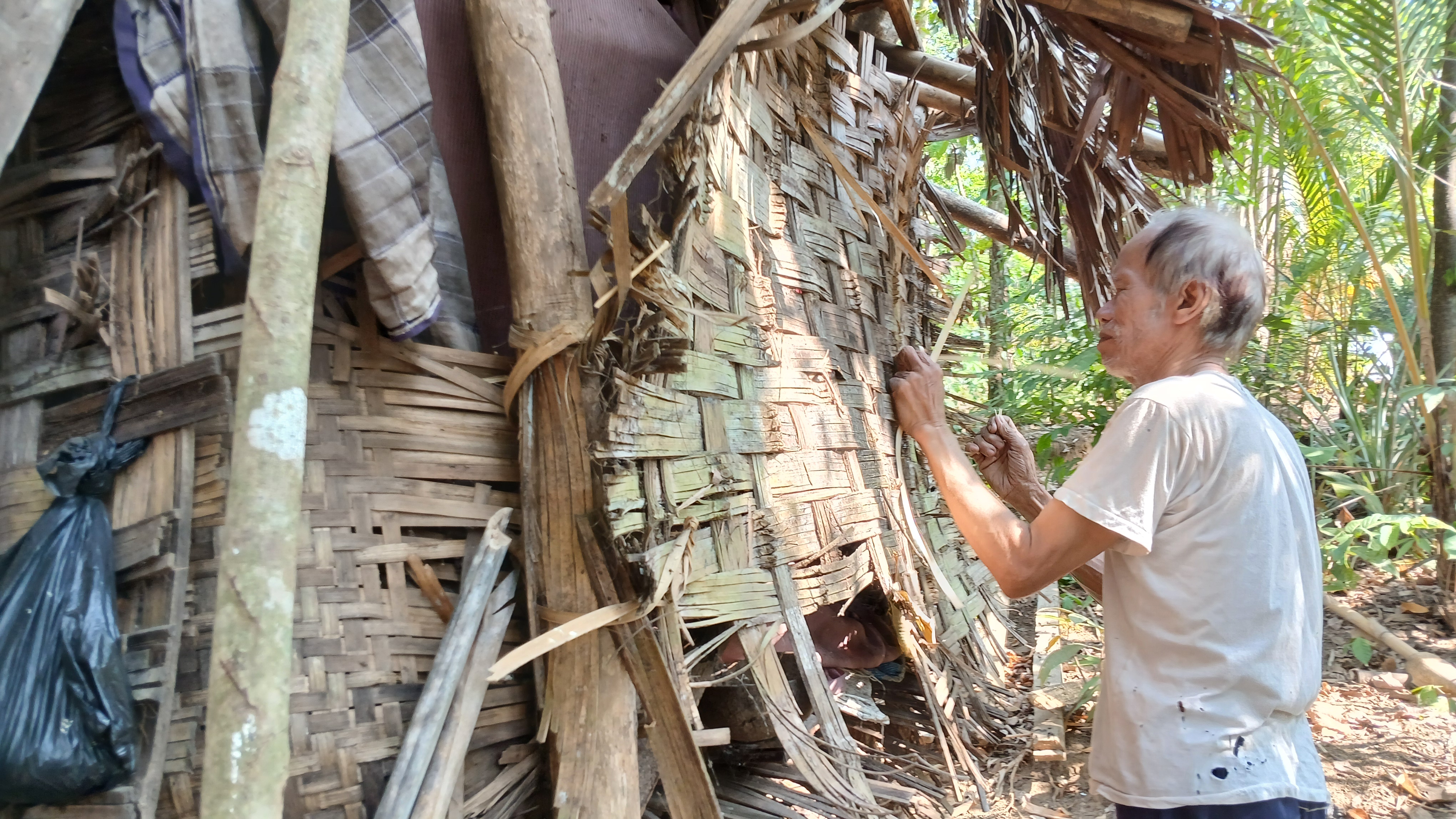 20 Tahun Sendirian di Hutan, Rumah Kakek Ukar Hampir Ambruk