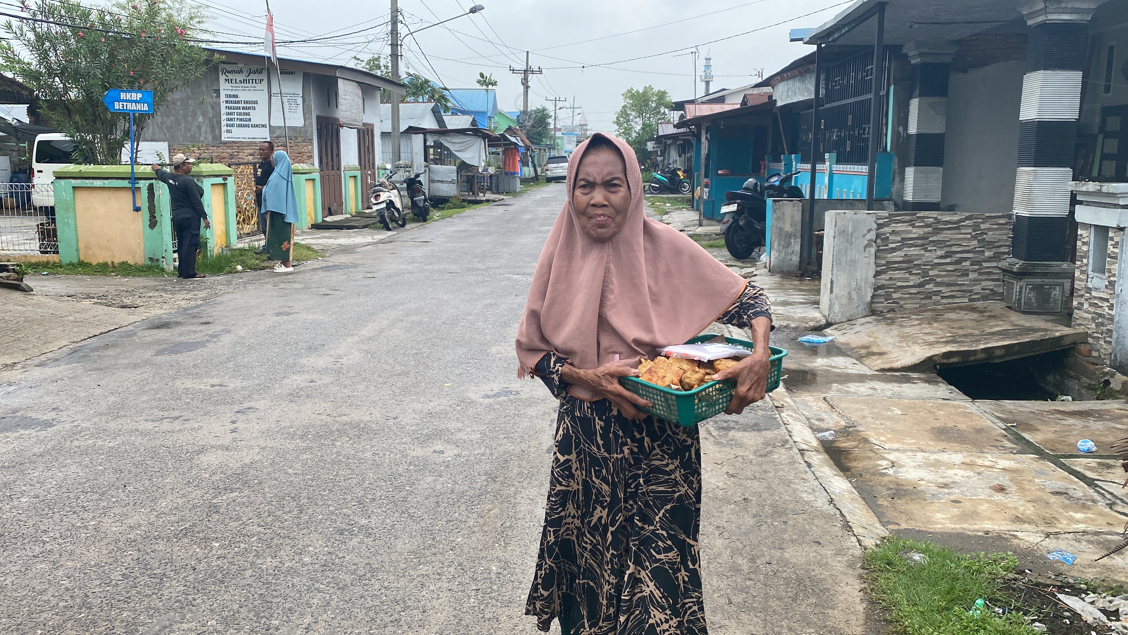 Suami Stroke, Nenek Jual Gorengan Untuk Bertahan Hidup