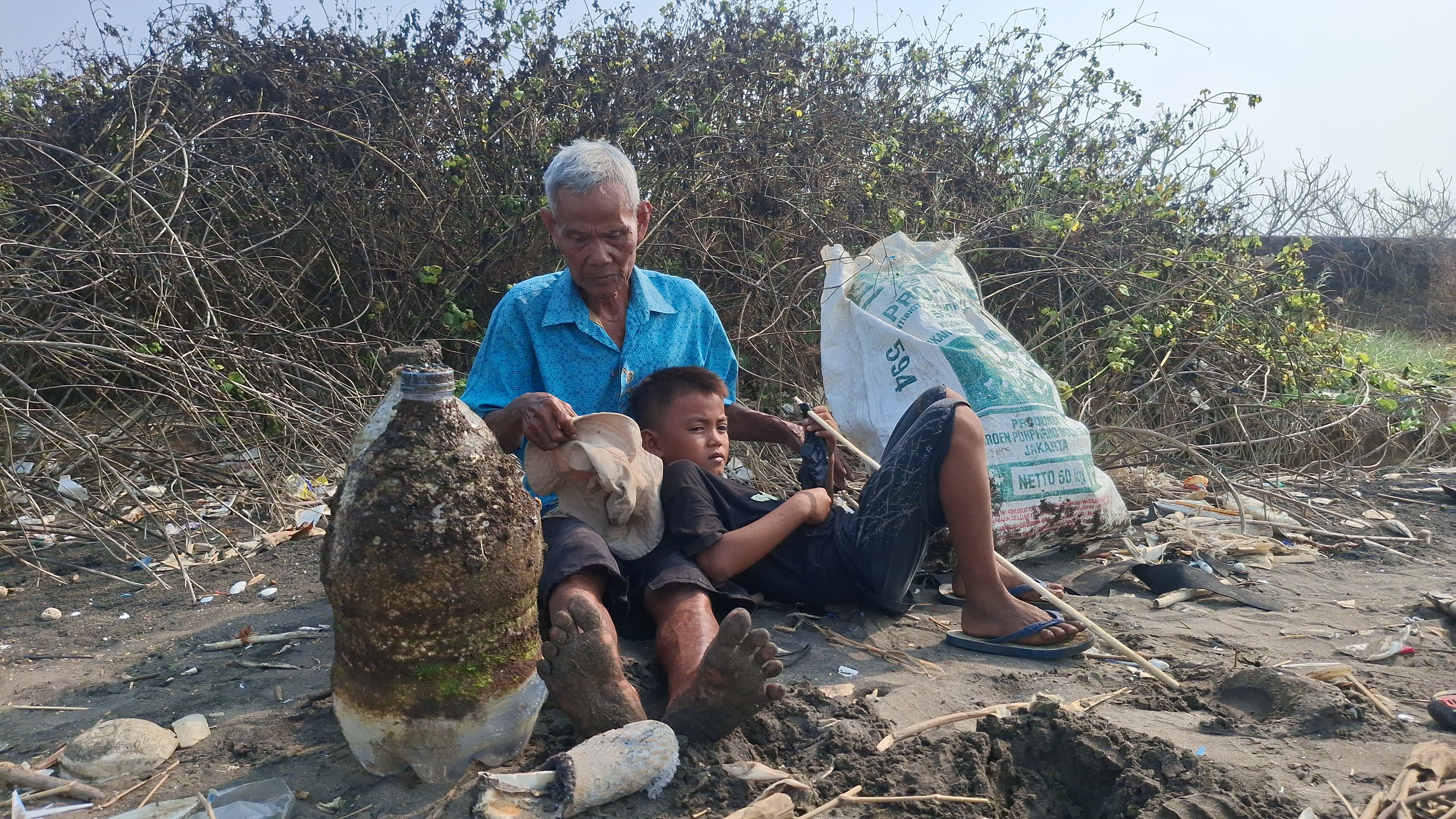 Hanya Dapat 20 Ribu Seminggu, Kakek Ija Rawat Cucu Yatim