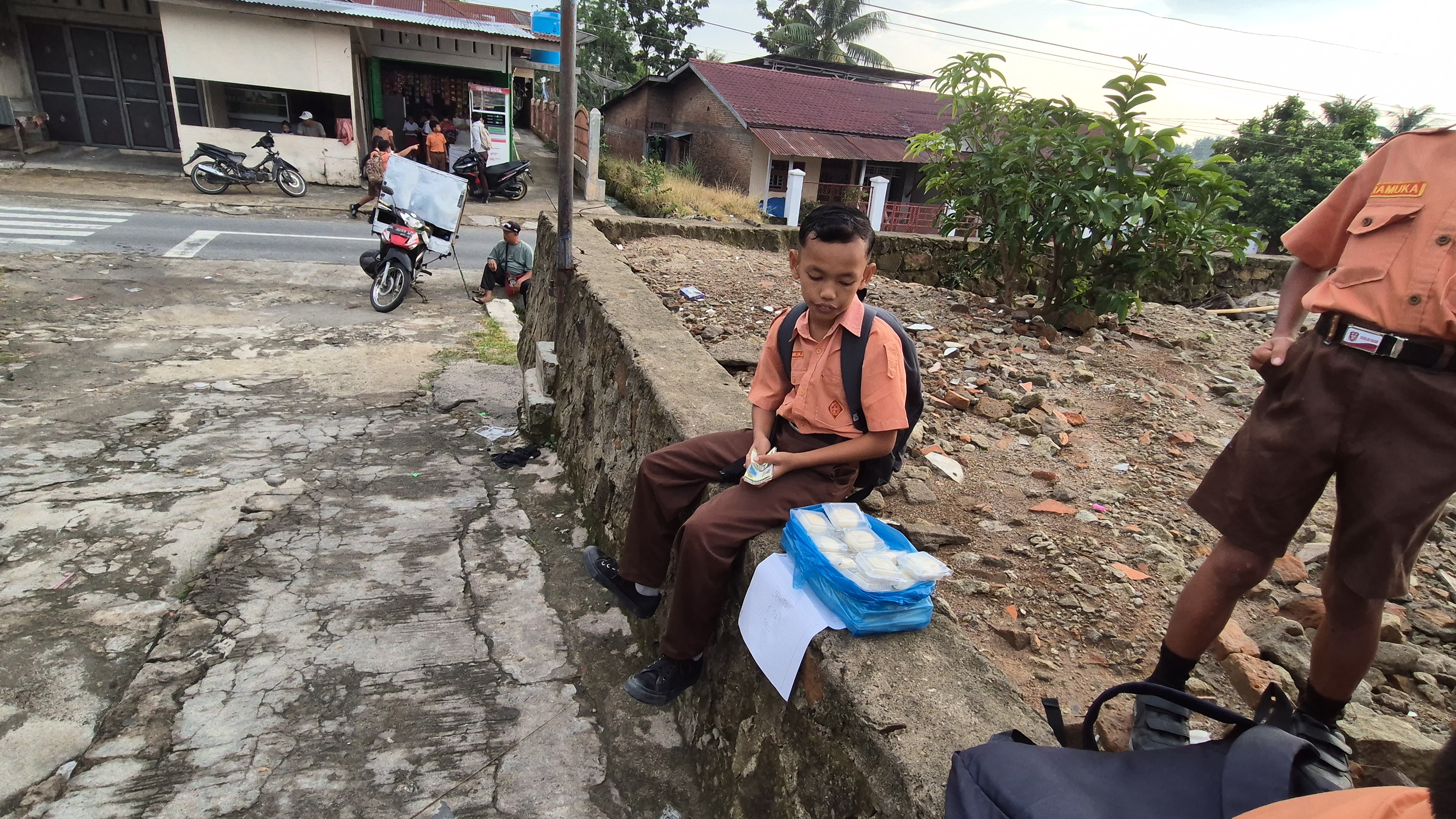 Rela Bangun Jam 2 Pagi, Anak SMP Jualan Bakpao Demi Ayah Berobat