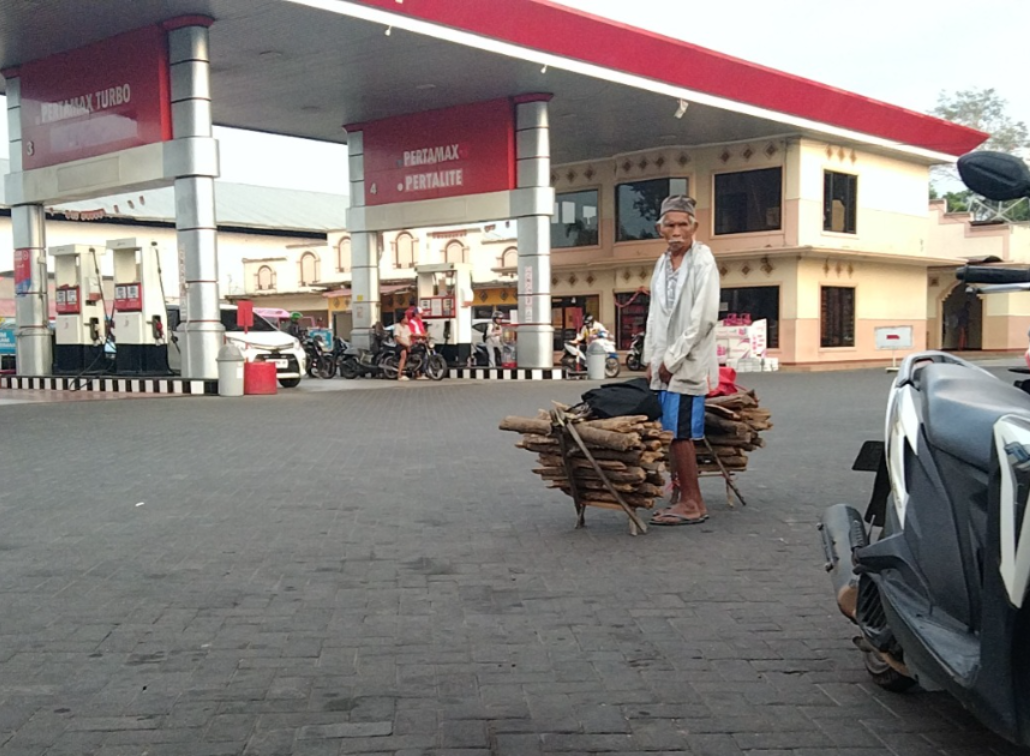 Puluhan KM Kakek Pikul Kayu Bakar Demi Sambung Hidup