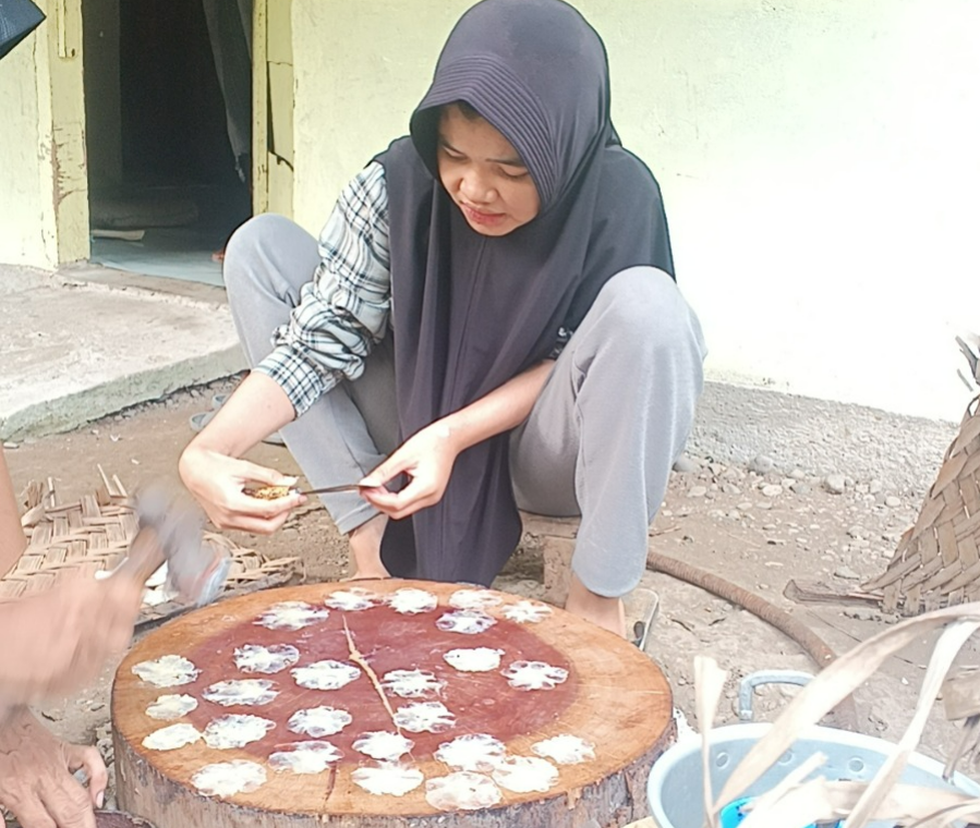 Di Usia 15 Tahun, Laini Bekerja Demi Beras dan Biaya Berobat