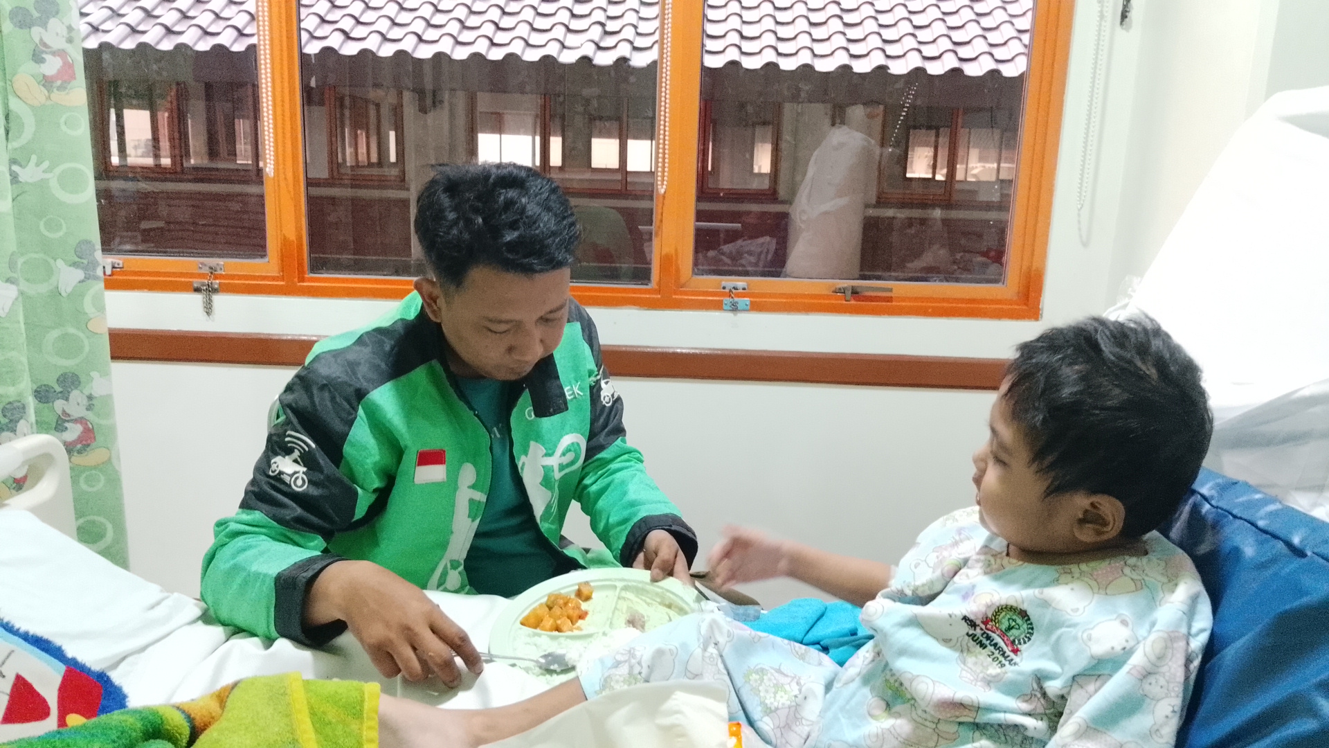 Sepi Orderan! Ojol Ini Berjuang Rawat Anak Idap Leukemia