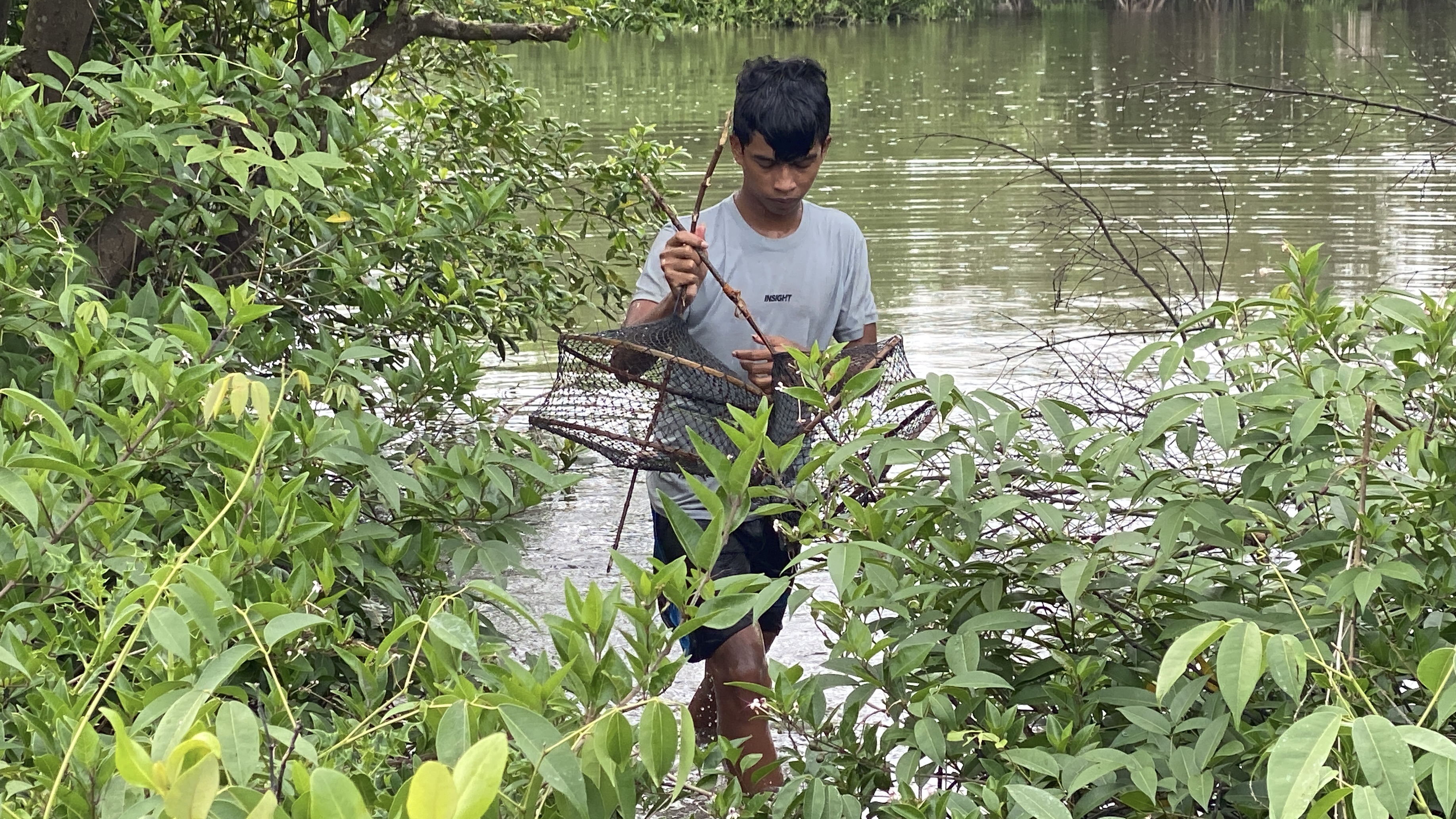 Ditinggal Ayah, Ali Cari Kepiting Untuk Hidupi Ibu dan Adiknya