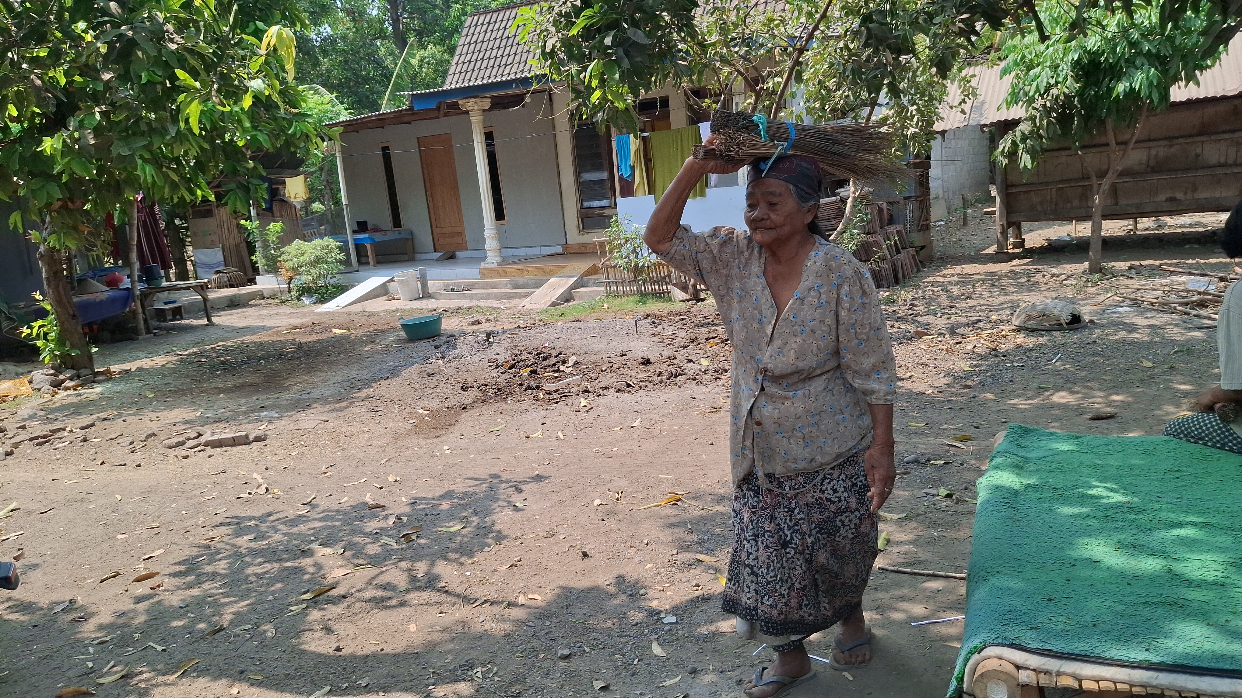 Nenek Sabiha (71), Menopang Hidup Suami dengan Berjualan Sapu Lidi