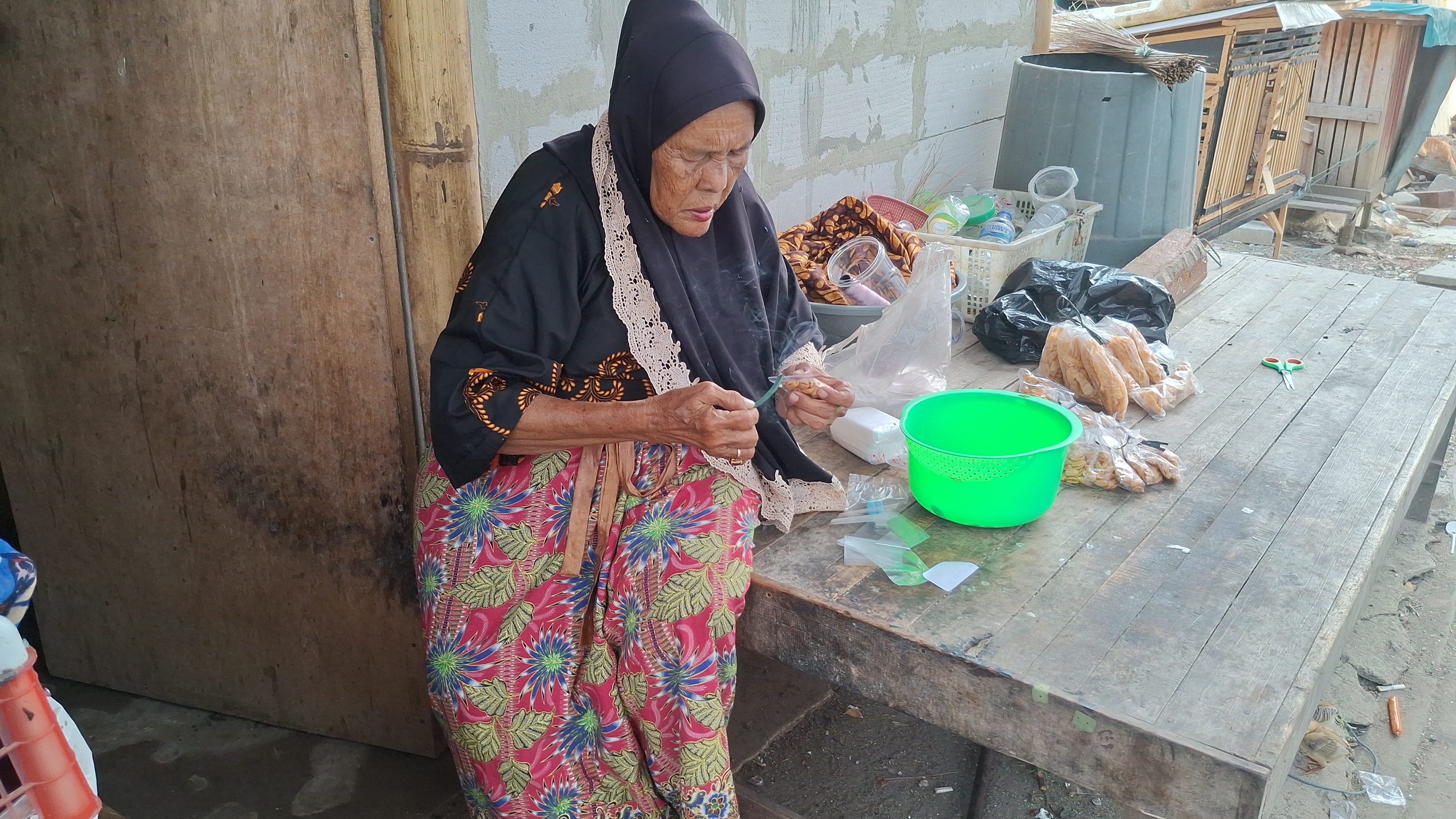 Hidup Sebatang Kara, Nek Marni Jualan Kacang Untuk Bertahan