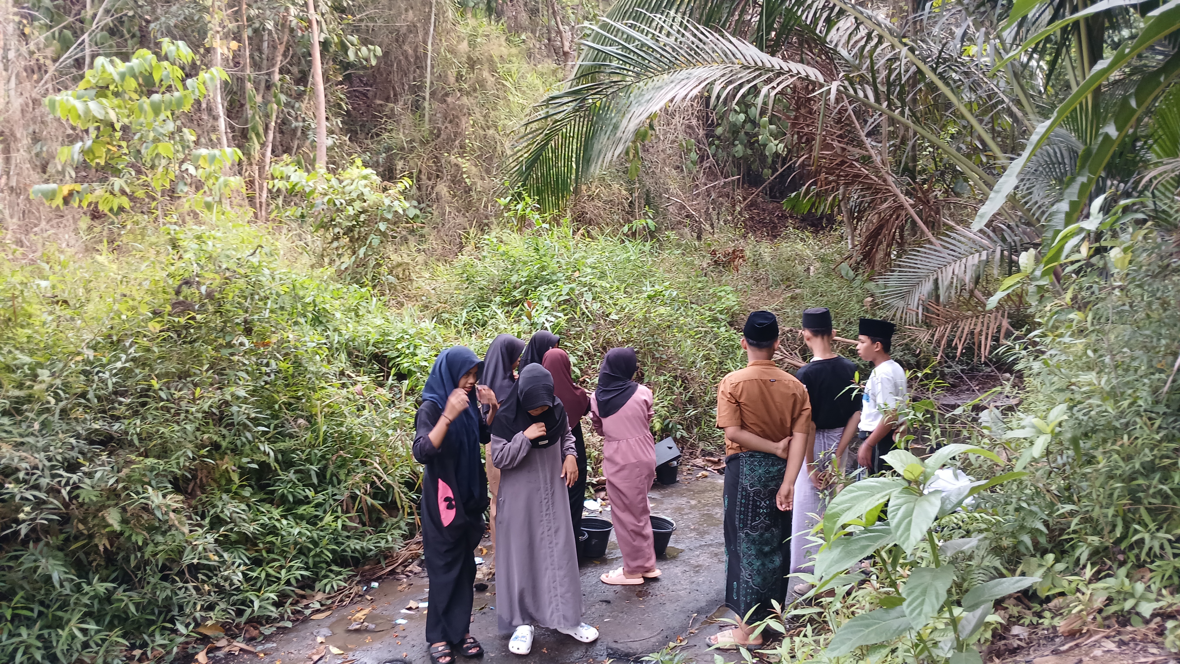 200 Meter Menuruni Jalan Curam Demi Setetes Air
