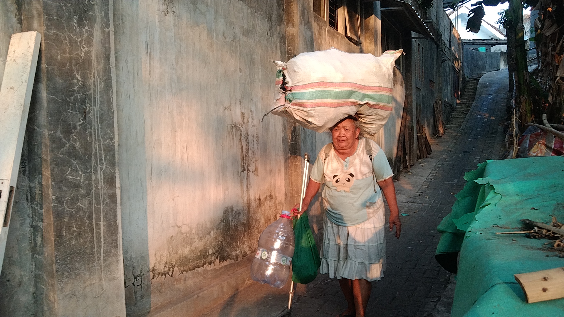 Tubuh Renta Patah Tulang, Nenek Salma Berjuang Cari Rongsokan Demi Makan