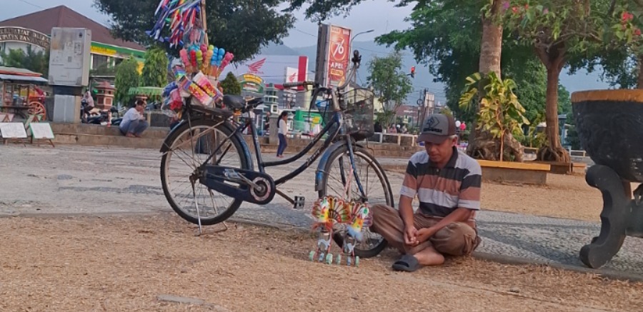 Meski Menahan Sakit, Pak Siswanto Tetap Keliling Jualan