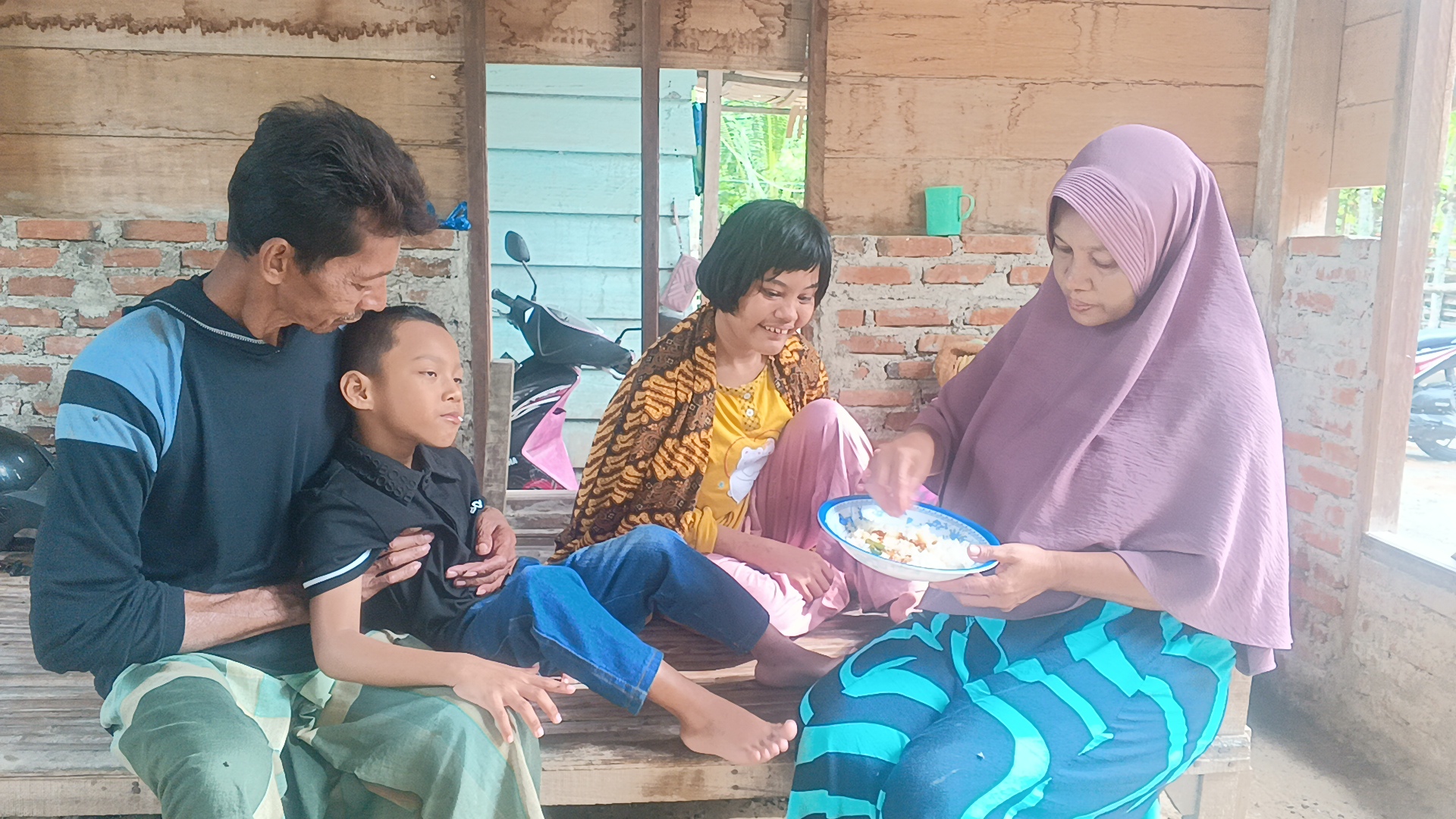 Perjuangan Pak Wahet Hidupi 2 Anak Down Syndrome