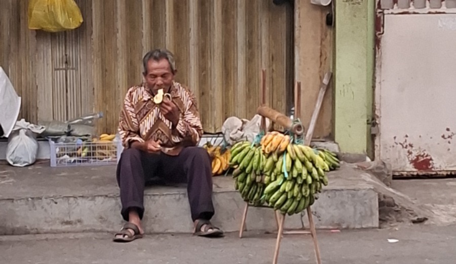 Bantu Kakek Tarmono, Perantau 71 Tahun yang Tidur di Emperan Toko