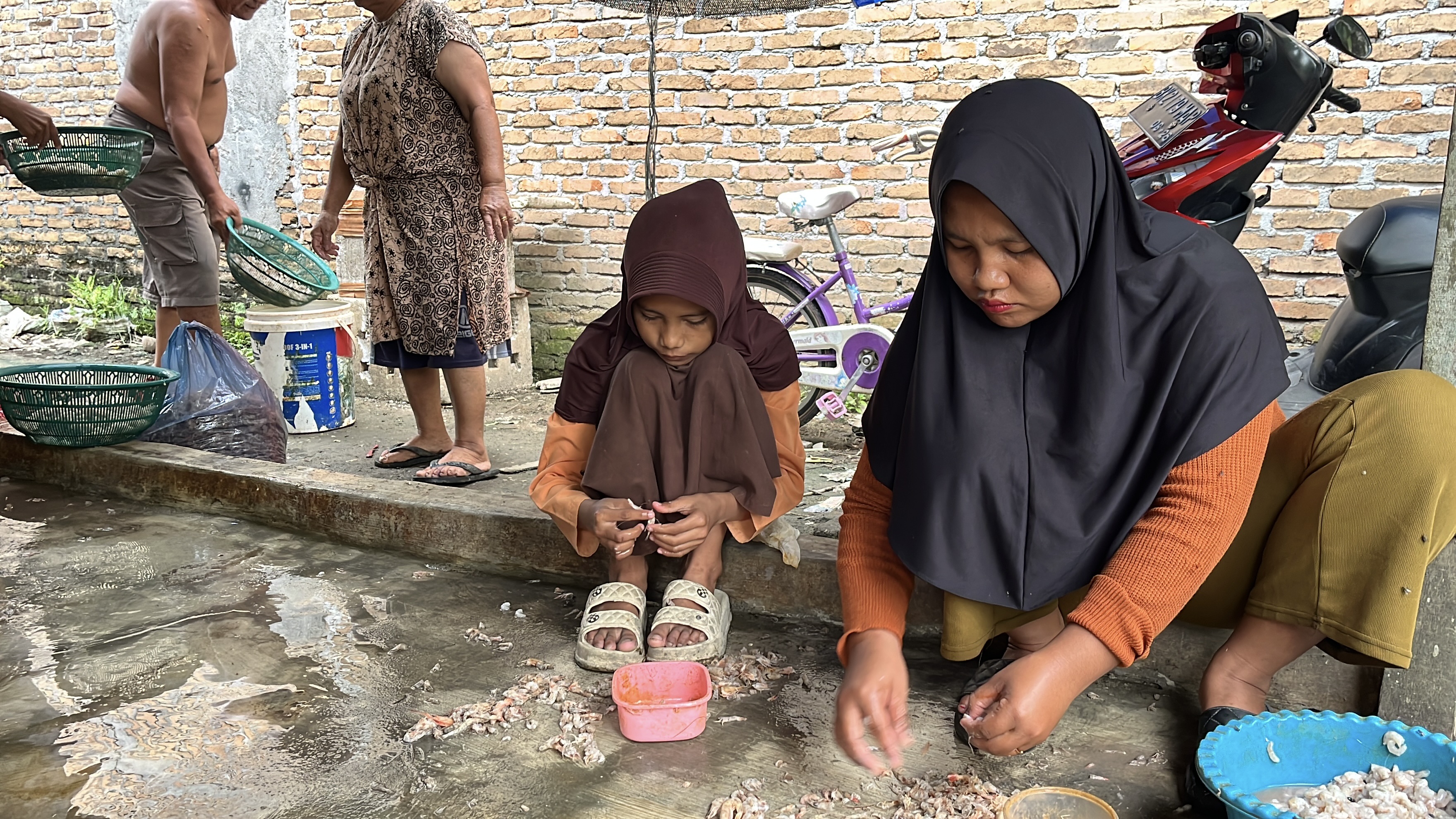 Putri (10), Bekerja Demi Bertahan Hidup Bersama Nenek
