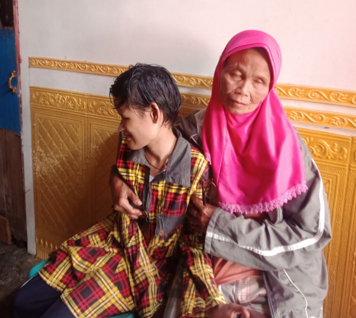 Suami Pergi, Bu Mimin Hidupi Anak Buta Sejak Lahir