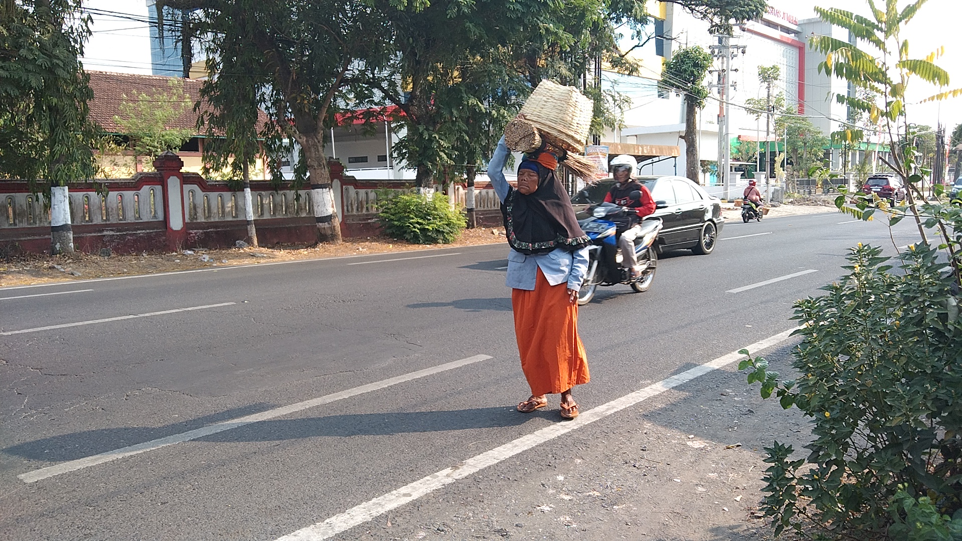 Punggung Bengkok Akibat Kecelakaan, Nek Sari Tetap Berjualan Sapu Lidi