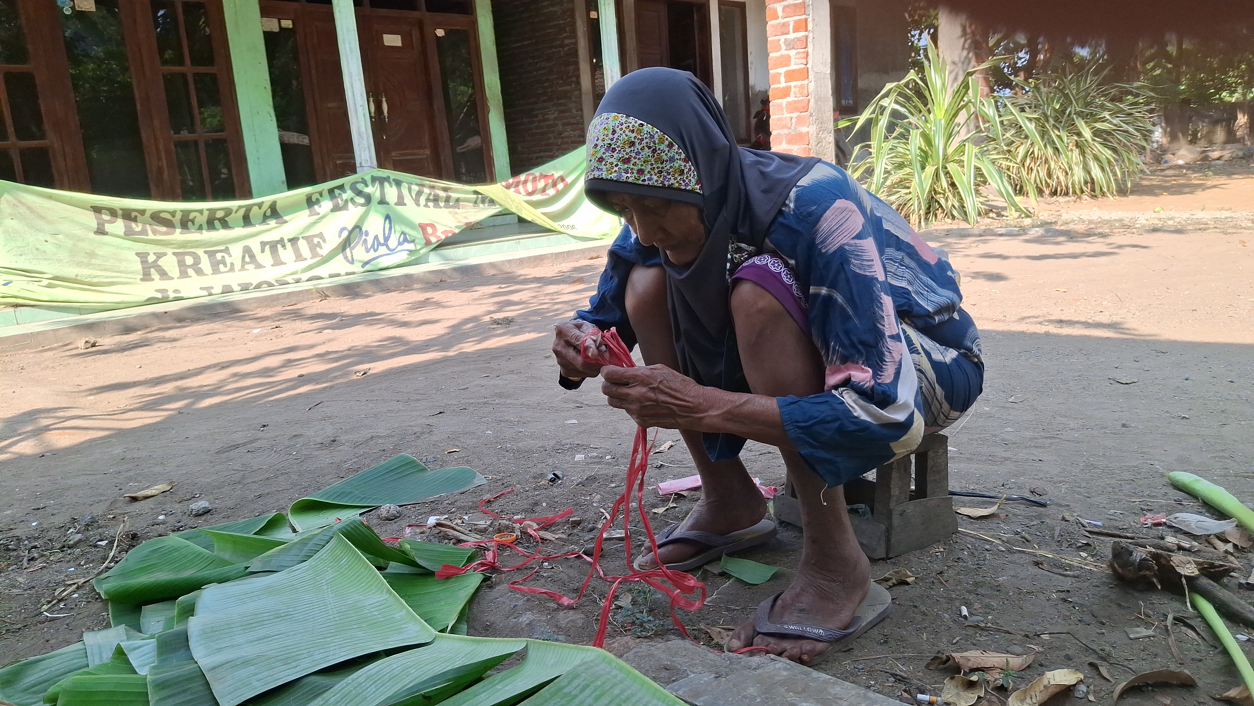 Tak Bisa Melihat dan Hidup Seorang Diri, Nek Emyati Tetap Berjualan Daun Pisang