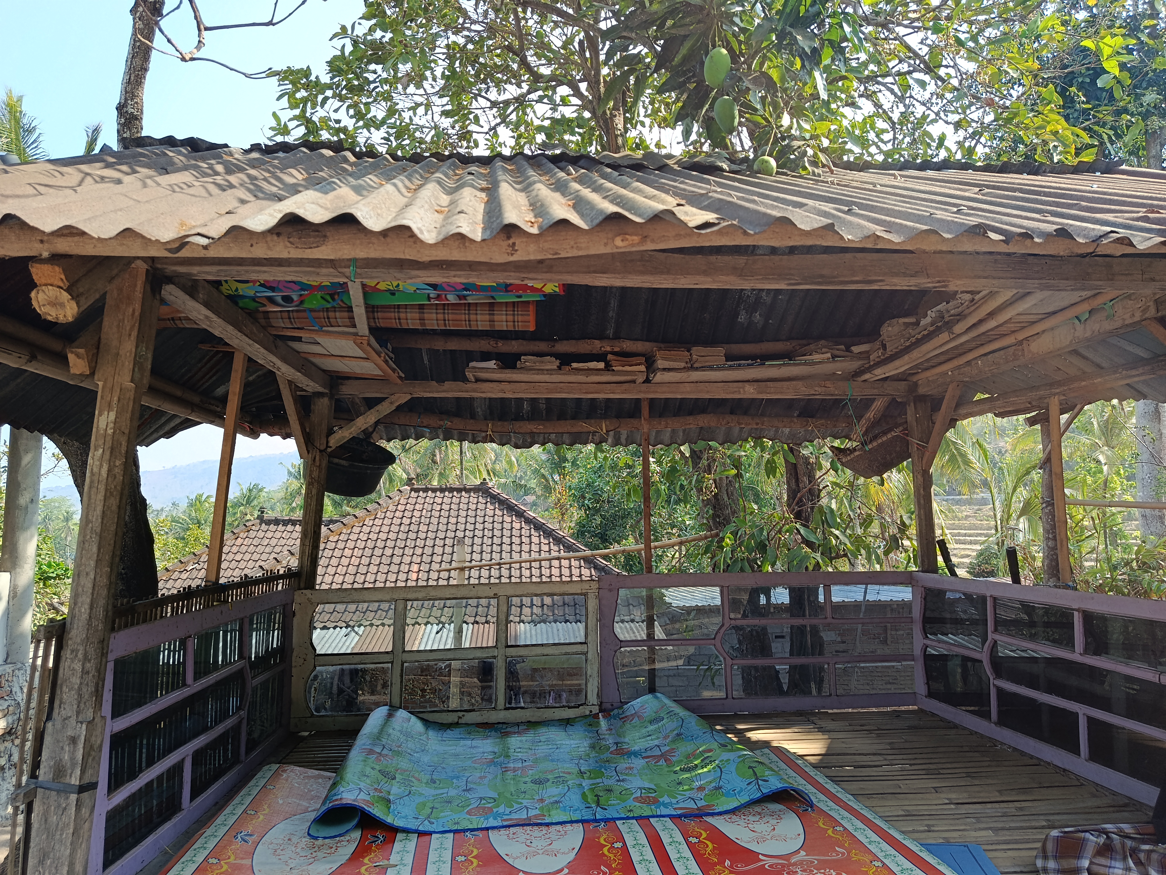 28 Santri Mengaji di Pondok Bambu Sempit dengan Al-Qur’an yang Usang