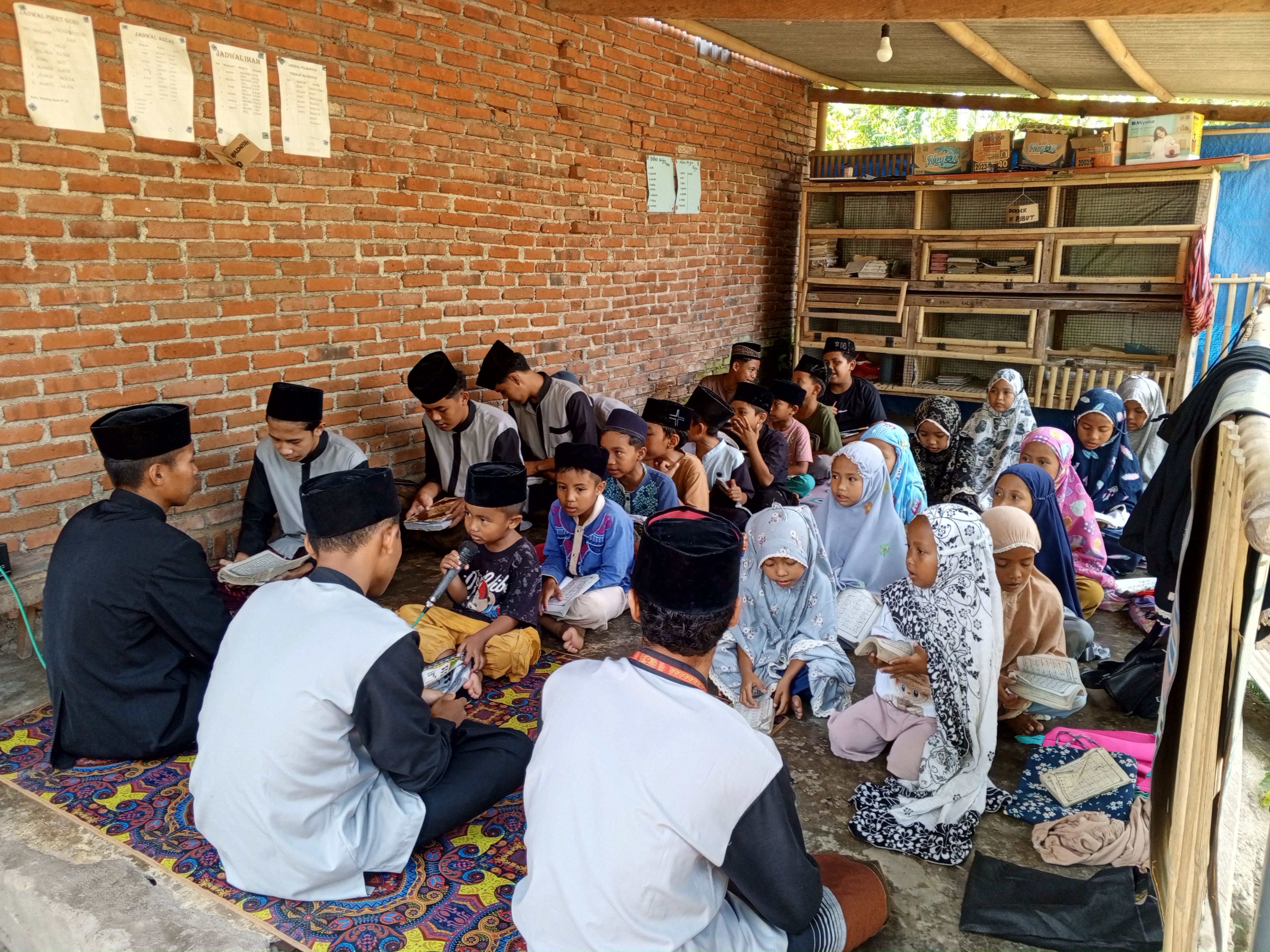 Atap Bocor dan Lantai Berlubang, 45 Santri Tetap Semangat Mengaji