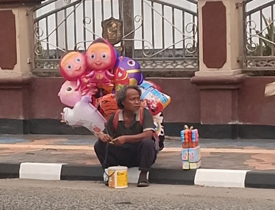 Perjuangan Ayah Penjual Balon Demi Masa Depan Putrinya